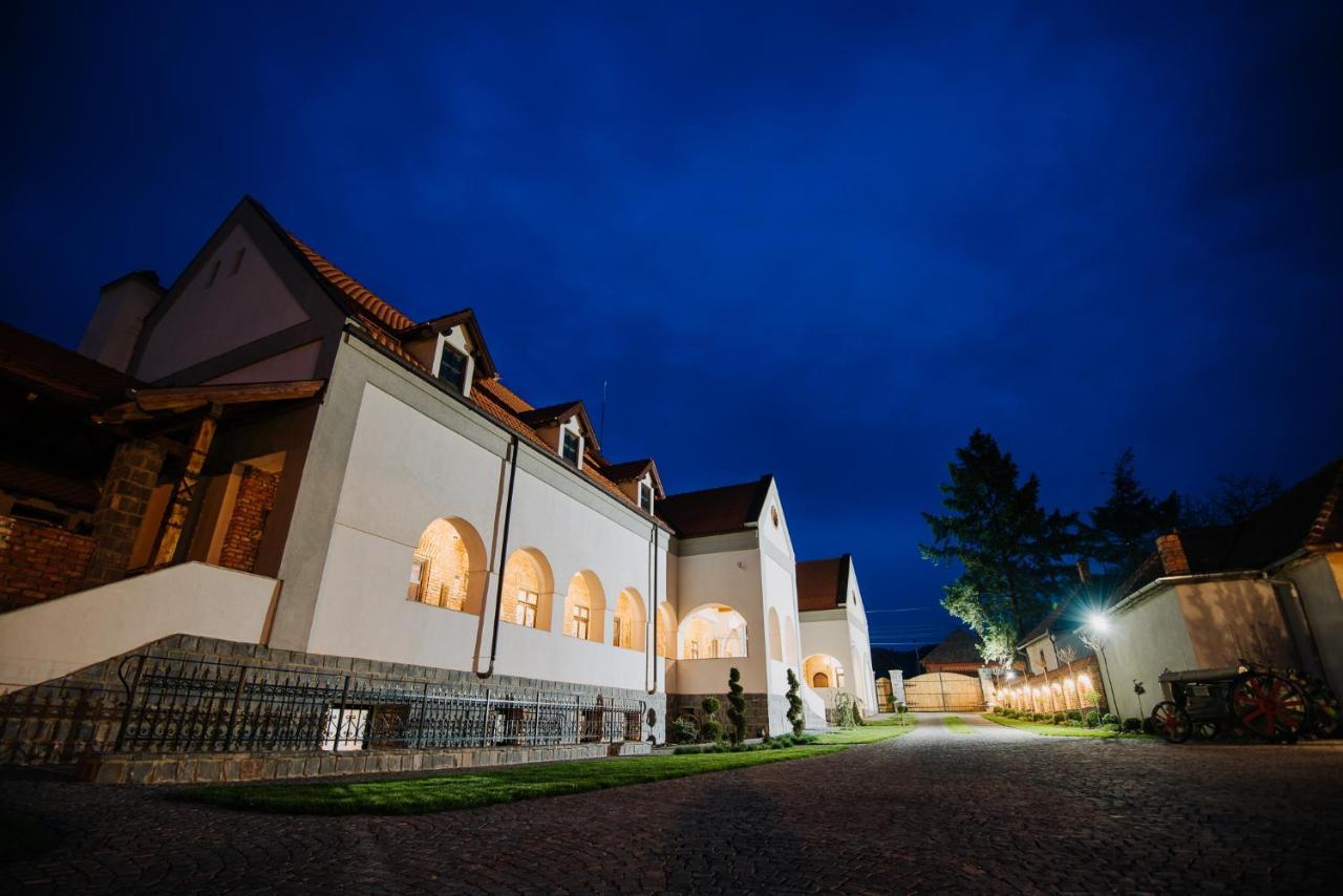 Molnos Kuria Pension Corund  Bagian luar foto