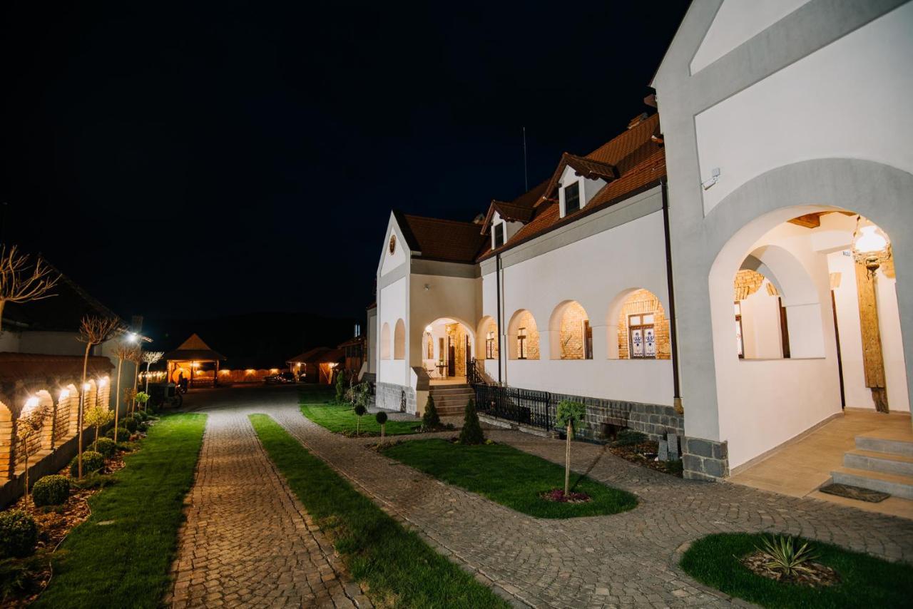 Molnos Kuria Pension Corund  Bagian luar foto
