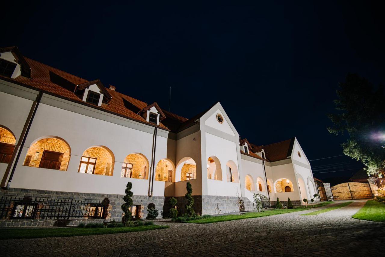 Molnos Kuria Pension Corund  Bagian luar foto