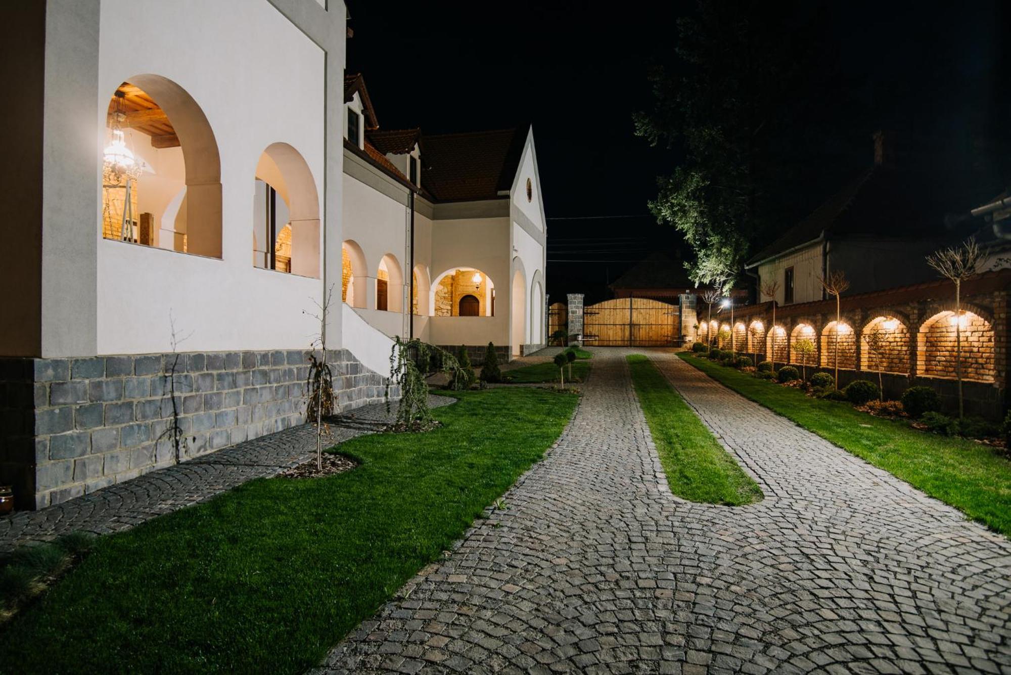 Molnos Kuria Pension Corund  Bagian luar foto