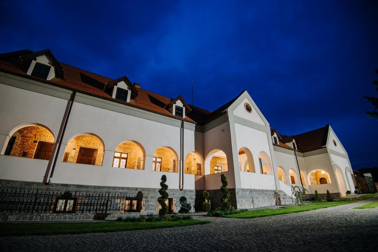 Molnos Kuria Pension Corund  Bagian luar foto