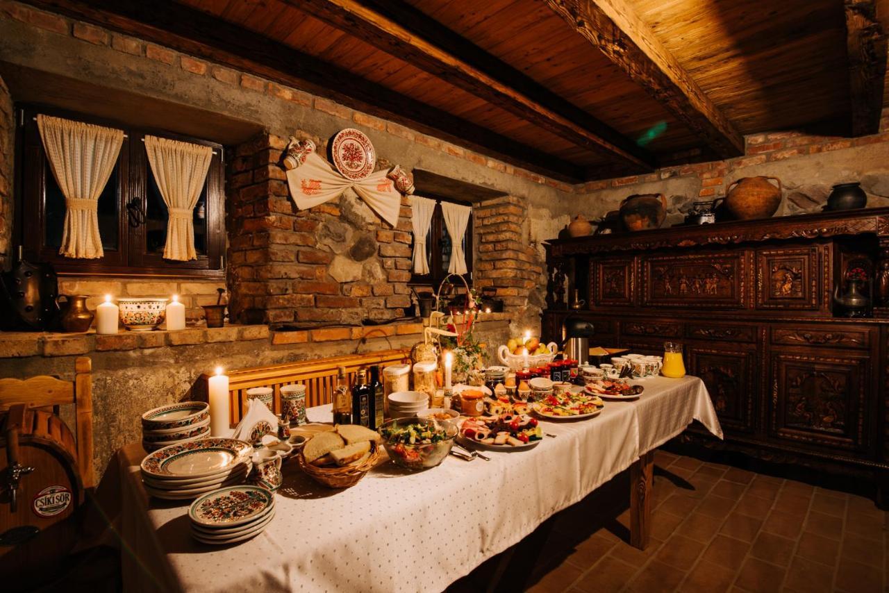 Molnos Kuria Pension Corund  Bagian luar foto