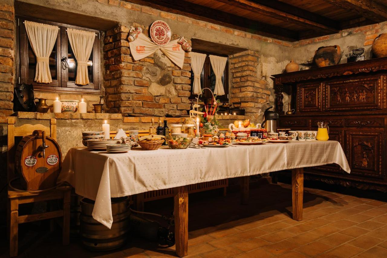 Molnos Kuria Pension Corund  Bagian luar foto
